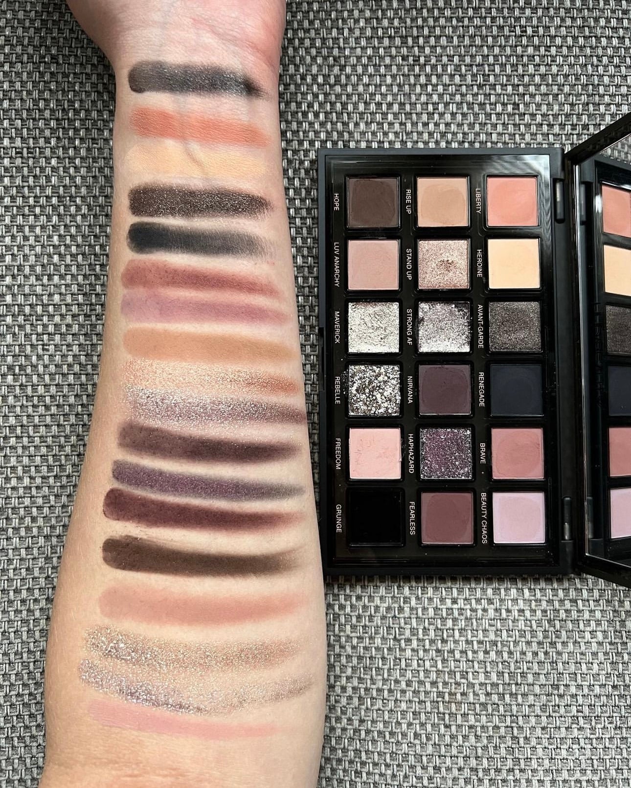 HUDA BEAUTY Pretty Grunge Eyeshadow Palette